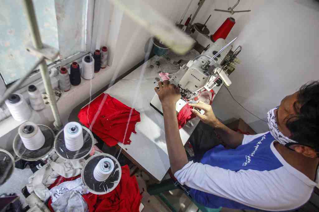 PRODUKSI MASKER KAIN RUMAHAN
