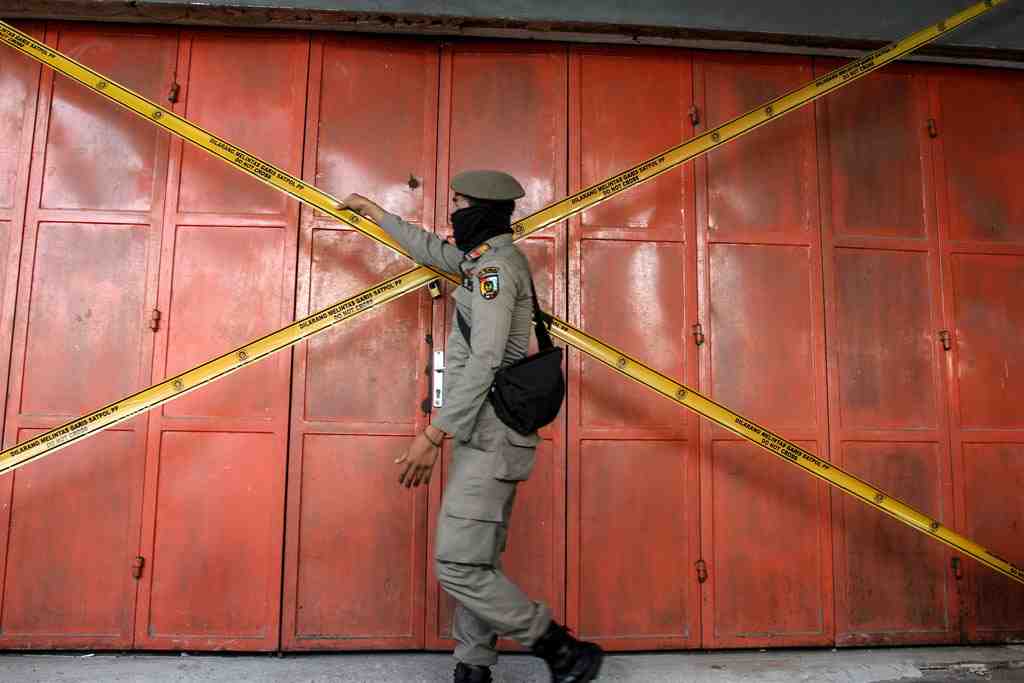 PENYEGELAN WARNET YANG TETAP BEROPERASI SAAT PSBB