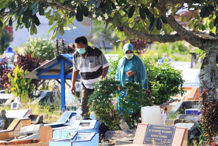 ZIARAH MAKAM MENJELANG BULAN RAMADHAN