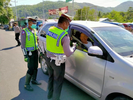 MEMERIKSA SAFETY BELT