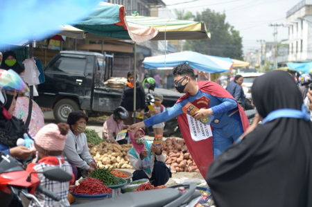 SUPERMAN BAGI MASKER DI PASAR