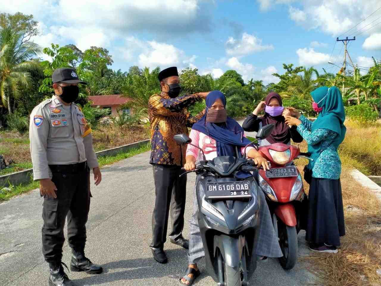  BAGIKAN MASKER UNTUK PENGUNA JALAN