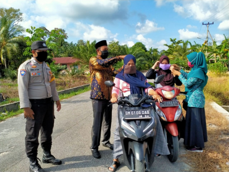  BAGIKAN MASKER UNTUK PENGUNA JALAN