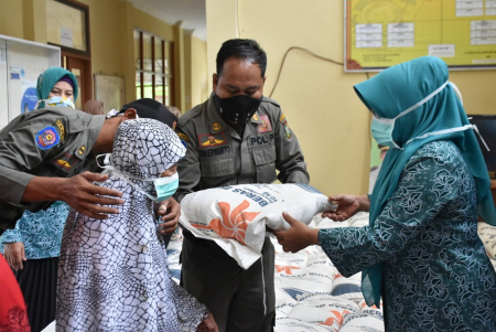 BANTUAN BERAS UNTUK KAUM DHUAFA