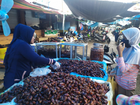 PEDAGANG KURMA