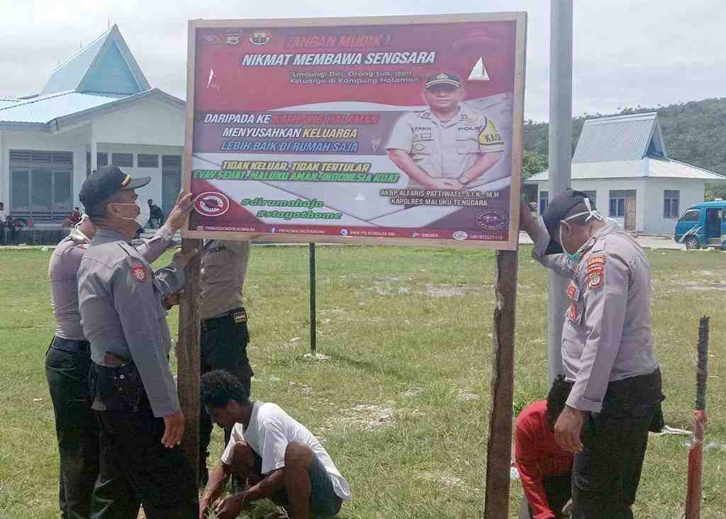 POLSEK KEI BESAR SOSIALISASI COVID-19.