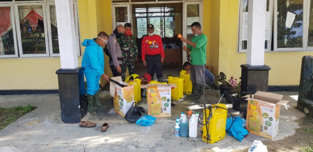 RELAWAN DESA LAKUKAN PENYEMPROTAN DISINFEKTAN