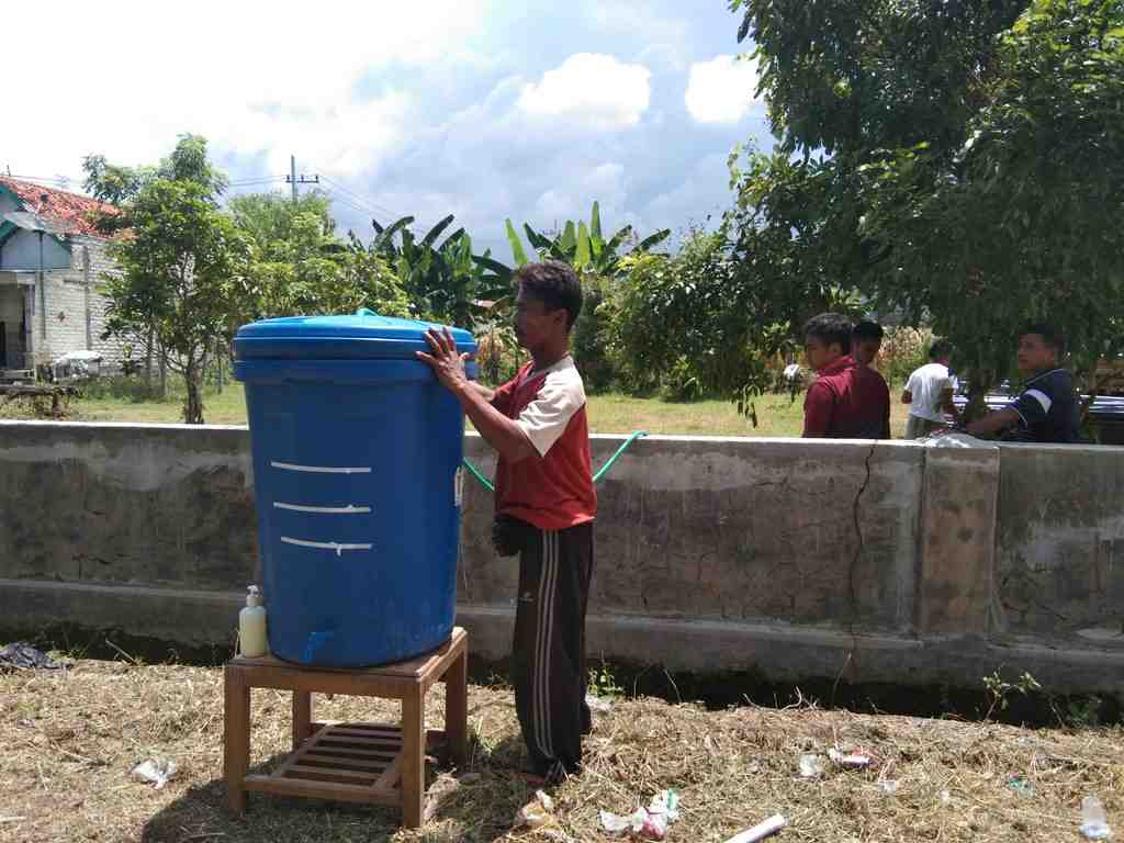 MENYIAPKAN TEMPAT CUCI TANGAN