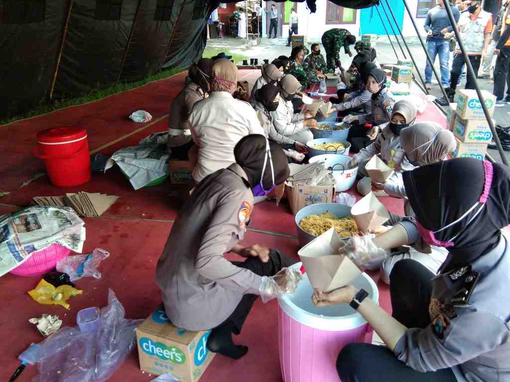 MEMBUNGKUS NASI