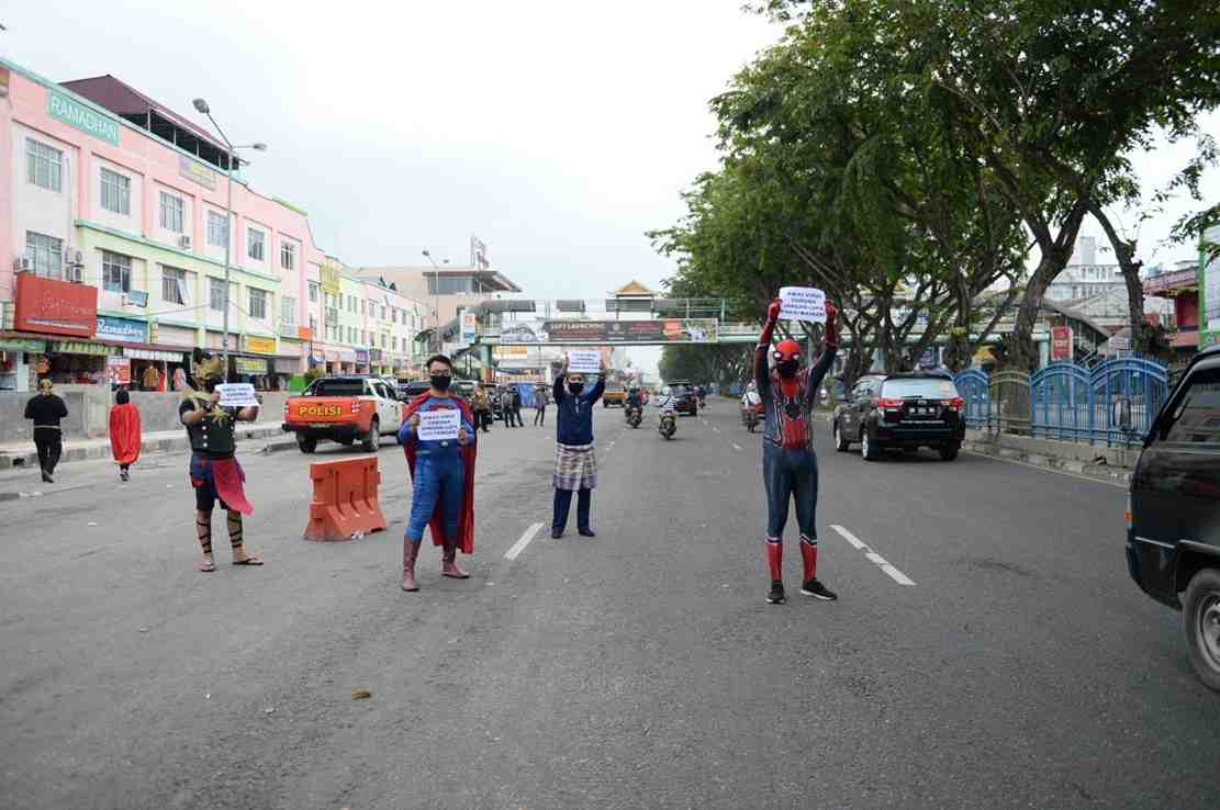 SUPERHERO SOSIALISASI  BAHAYA COVID 19 DI JALAN