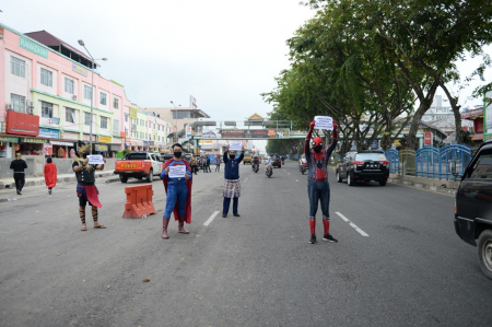 SUPERHERO SOSIALISASI  BAHAYA COVID 19 DI JALAN