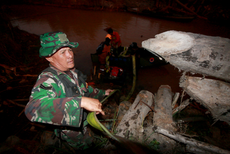 TNI BANTU PADAMKAN KARHUTLA DI TANAH LAUT