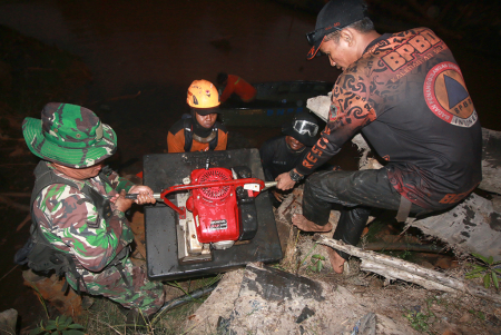 ANGGOTA TNI BANTU PADAMKAN KARHUTLA DI TANAH LAUT