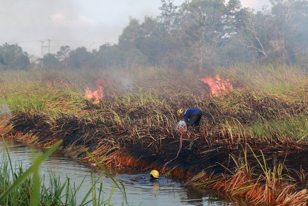 MASUKKAN SELANG AIR KE SUNGAI