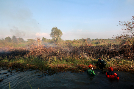 PADAMKAN API MENGGUNAKAN AIR SUNGAI