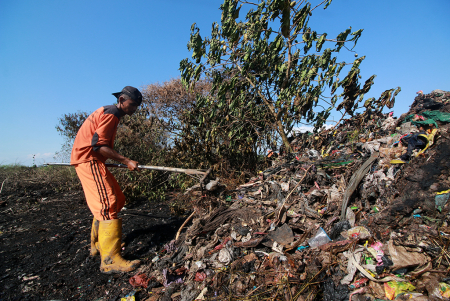 BERSIHKAN SAMPAH BEKAS KEBAKARAN LAHAN