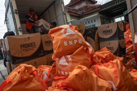 BANTUAN BNPB KEPADA KORBAN BANJIR DI DEMAK
