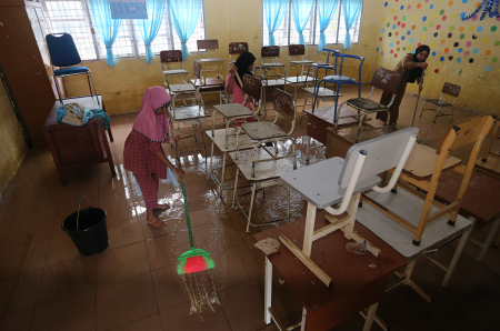 PEMBERSIHAN SEKOLAH PASCABANJIR DI ACEH BARAT