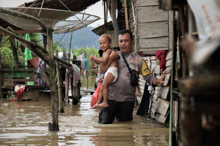 EVAKUASI WARGA TERDAMPAK BANJIR