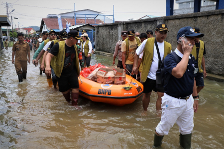 BAWA BANTUAN MAKANAN UNTUK WARGA