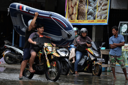 BAWA PERAHU KARET
