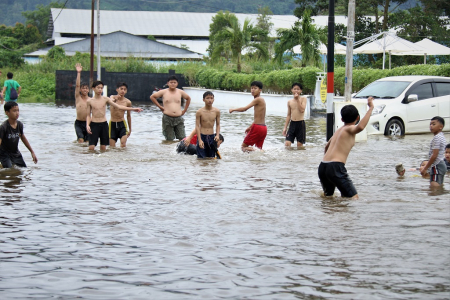 BERMAIN DIGENANGAN BANJIR
