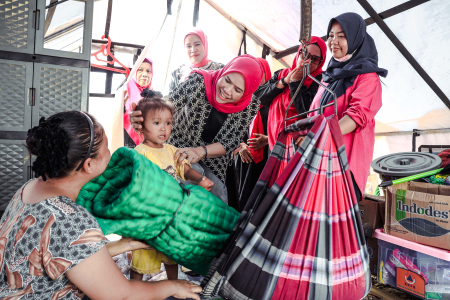 BANTUAN DI TENDA PENGUNGSI