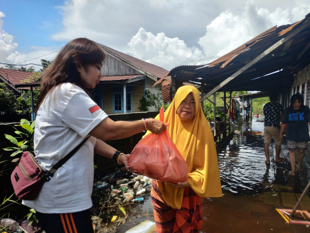 MEMBAGIKAN NASI BUNGKUS 
