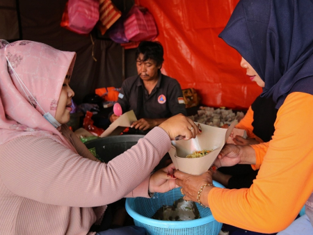 MENYIAPKAN NASI BUNGKUS 