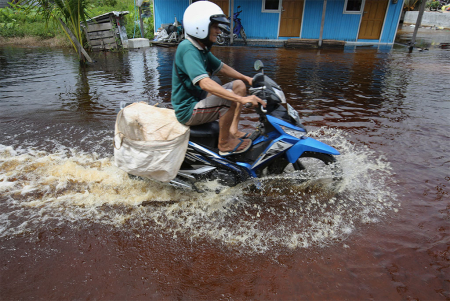 MELINTASI BANJIR