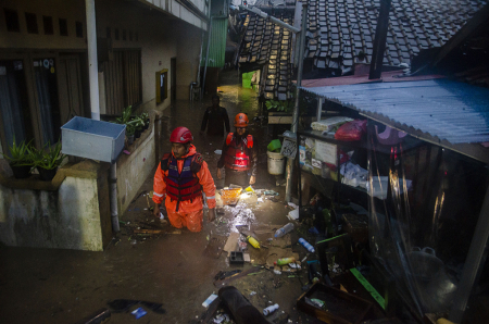 BANJIR AKIBAT LUAPAN SUNGAI CIKAPUNDUNG DI BANDUNG