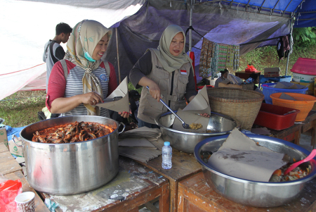 DAPUR UMUM UNTUK PENGUNGSI TERDAMPAK APG SEMERU