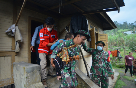 EVAKUASI WARGA DISABILITAS DI KAKI GUNUNG MARAPI