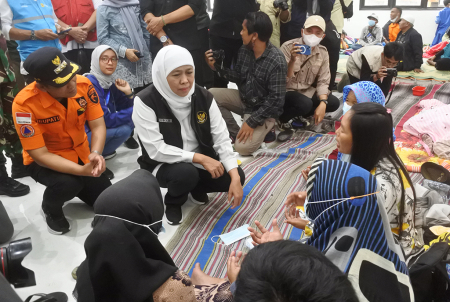 KUNJUNGAN GUBERNUR JATIM KE LOKASI PENGUNGSI WARGA TERDAMPAK APG