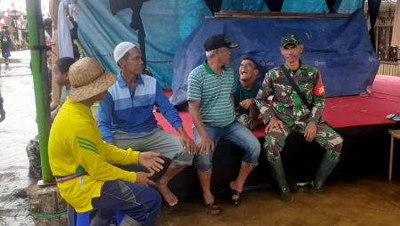 IMBAU KABEL LISTRIK DAN BANTU WARGA TERDAMPAK BANJIR