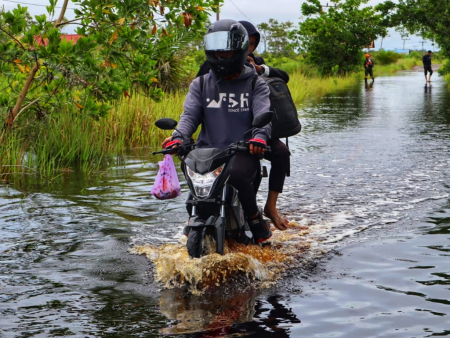 MELINTASI BANJIR