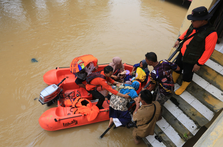 EVAKUASI WARGA TERJEBAK BANJIR DI ACEH BARAT