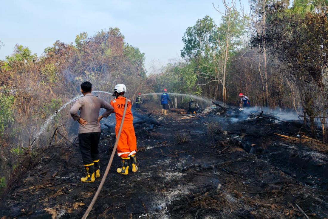PADAMKAN API KARHUTLA DI DESA TUNGKARAN