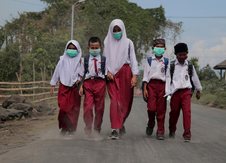 MASKER UNTUK SISWA TERDAMPAK ABU VULKANIK GUNUNG DUKONO