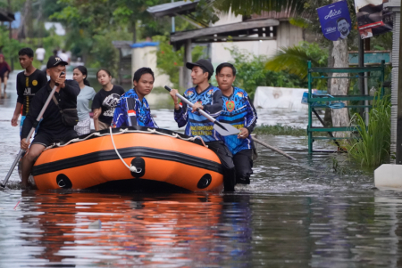 MENYISIR PEMUKIMAN TERDAMPAK BANJIR