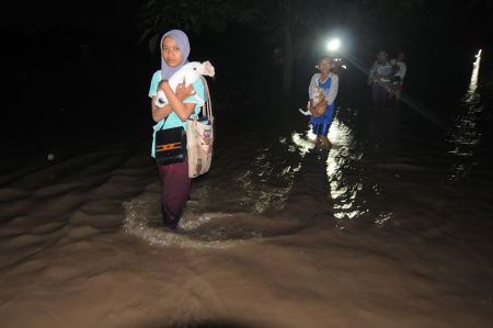 EVAKUASI WARGA TERDAMPAK BANJIR DI KLATEN