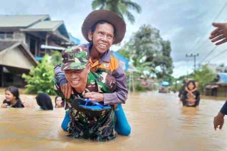 BANTU EVAKUASI WARGA TERDAMPAK BANJIR