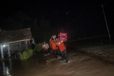 PENYALURAN BANTUAN DI DAERAH TERISOLIR BANJIR PANDEGLANG