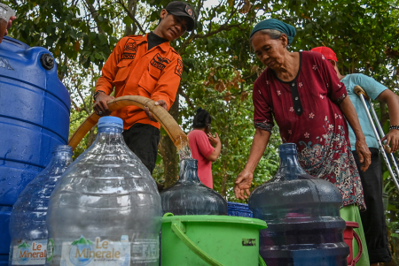 BPBD SALURKAN BANTUAN AIR BERSIH UNTUK WARGA DI TANGSEL