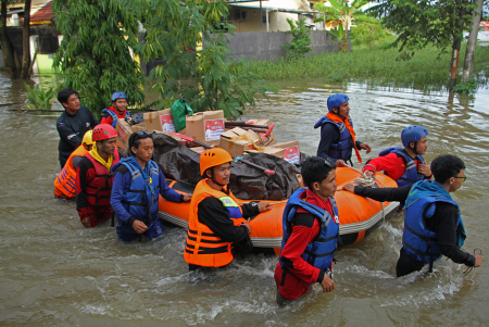 PENYALURAN BANSOS KEPADA WARGA TERDAMPAK BANJIR