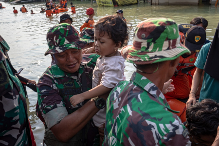 RELAWAN GABUNGAN BERKOLABORASI MEMBANTU KORBAN BANJIR DI DEMAK