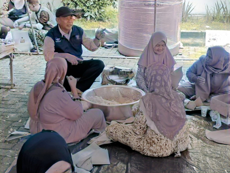 BERINTERAKSI DENGAN RELAWAN