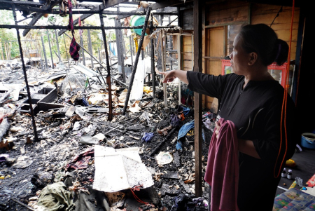 TUNJUKAN SISA PUING PASCA KEBAKARAN