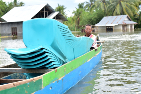 ANGKUT KURSI PAKAI PERAHU