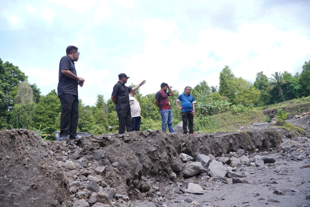 TINJAU LOKASI TERDAMPAK BANJIR